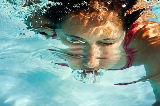 dívka pod vodou