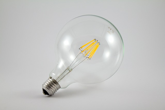 LED žárovka E27.jpg